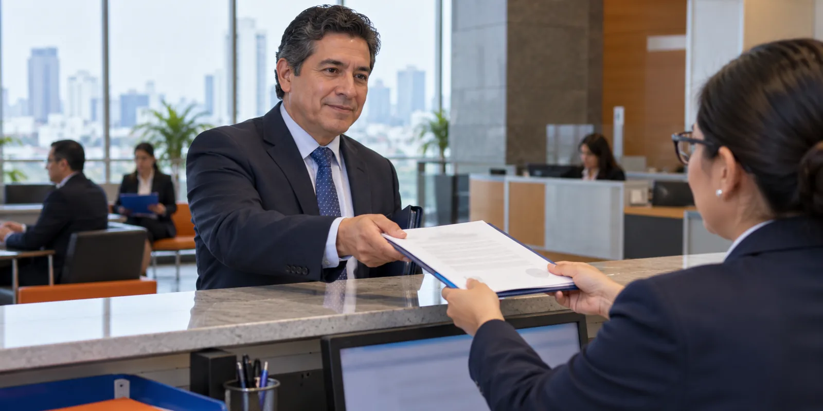 Documento de garantía siendo entregado en el mostrador de la entidad.